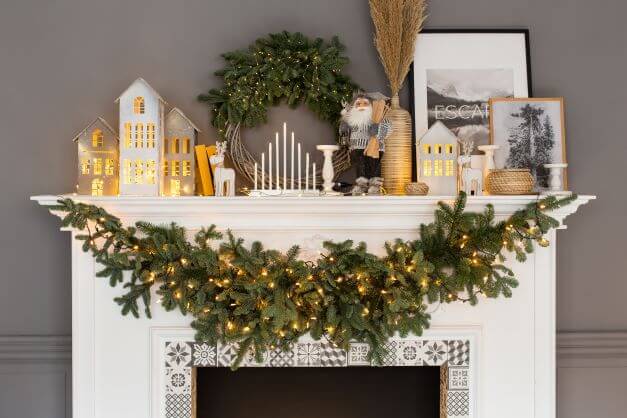 Stylish Fireplaces Guide, Advice and Considerations 4 A mantelpiece strewn with ornaments