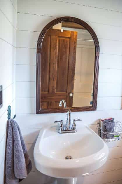 Shiplap panelling in a bathroom